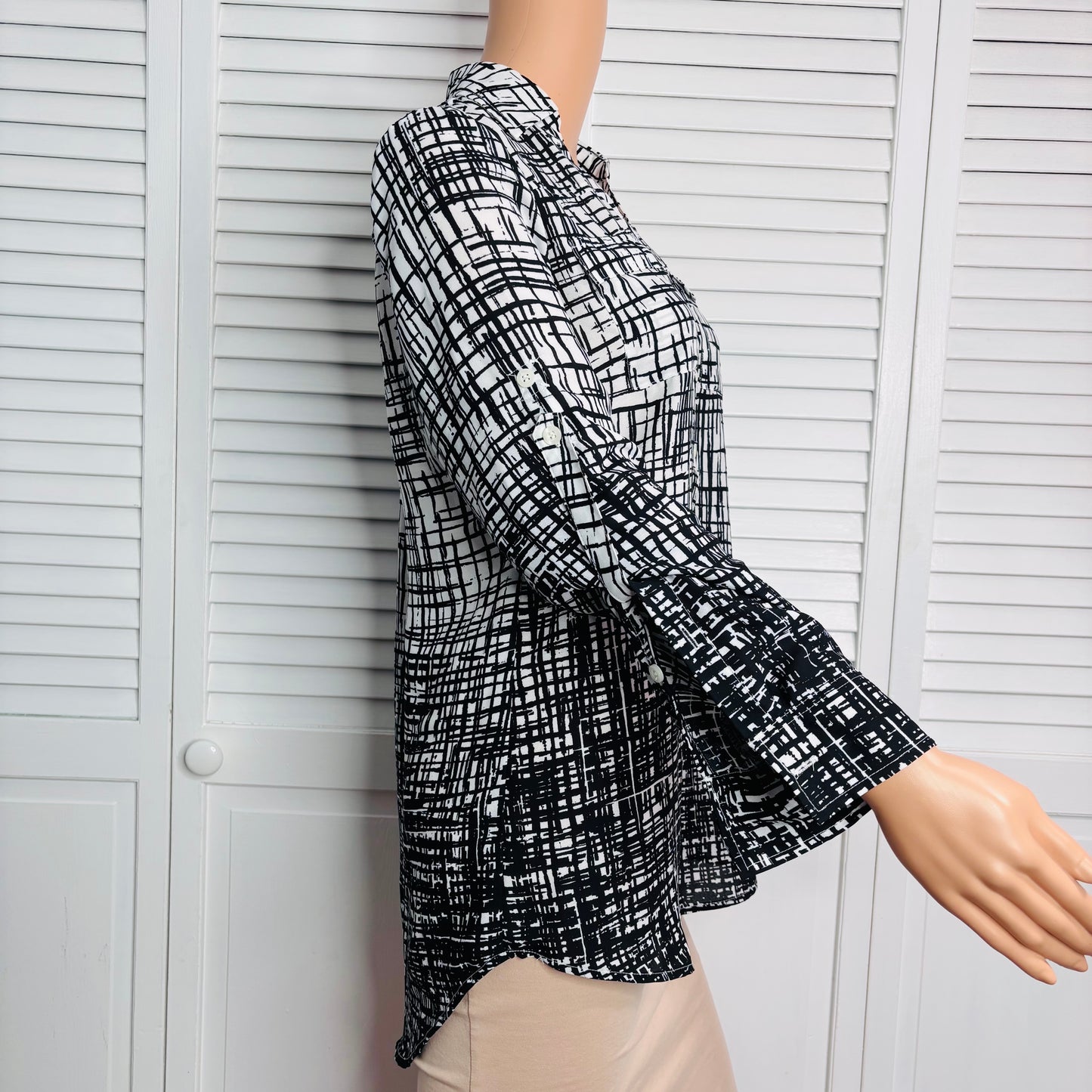 NEW YORK & COMPANY Lightweight Black & White Polyester V-Neck Button Down Blouse Size Small