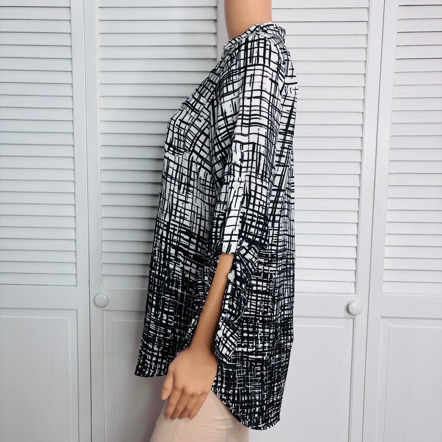 NEW YORK & COMPANY Lightweight Black & White Polyester V-Neck Button Down Blouse Size Small