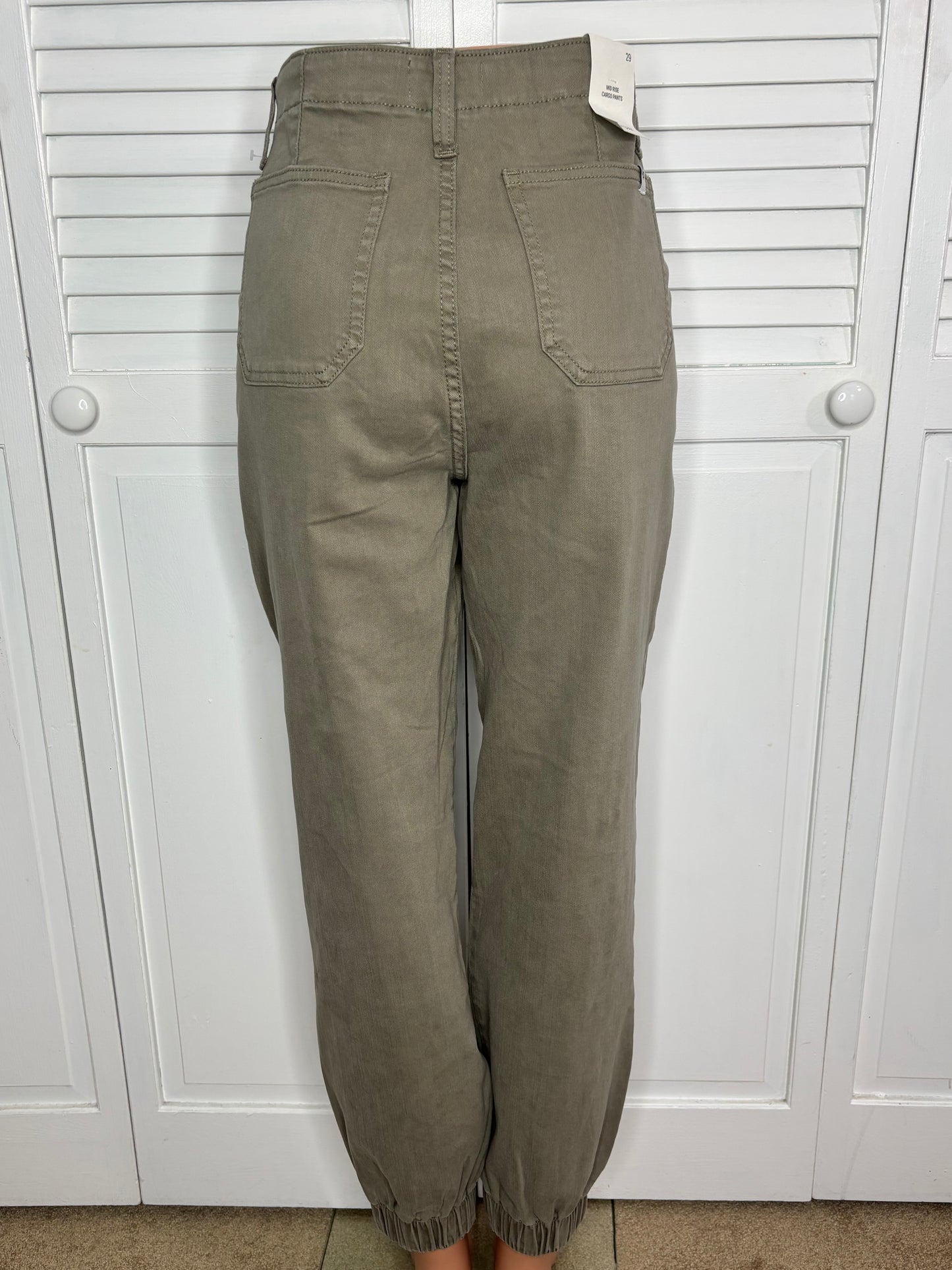 New SNEAK PEEK Green Mid Rise Cargo Pants Size 29