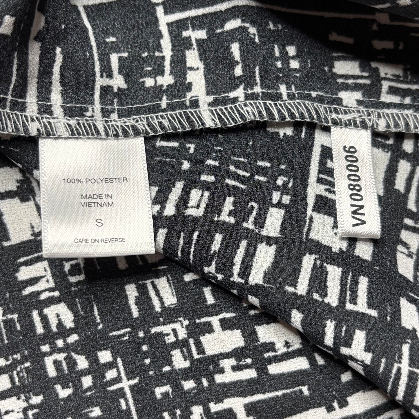 NEW YORK & COMPANY Lightweight Black & White Polyester V-Neck Button Down Blouse Size Small