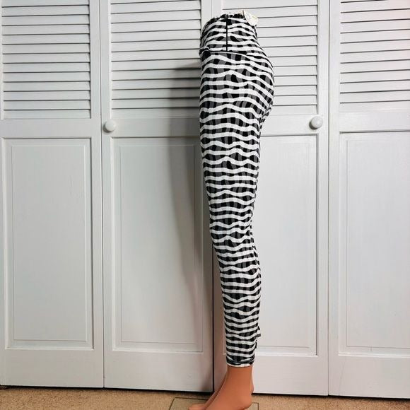 *NEW* OFFLINE Real Me Xtra High Waisted Crossover Ruffle Legging Size Medium