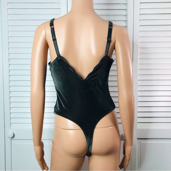 OUT FROM UNDER Green Ribbed Scalloped Velvet Bodysuit Size Medium