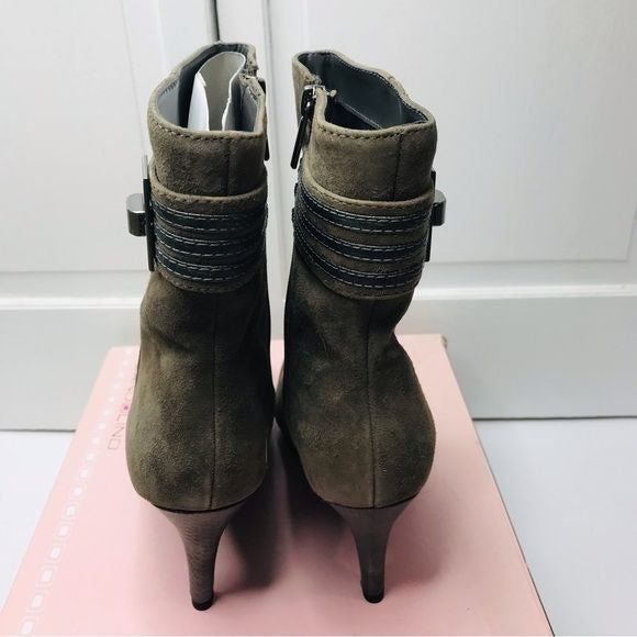 *NEW* BANDOLINO Calluno Gray Suede Heeled Boots Size 9