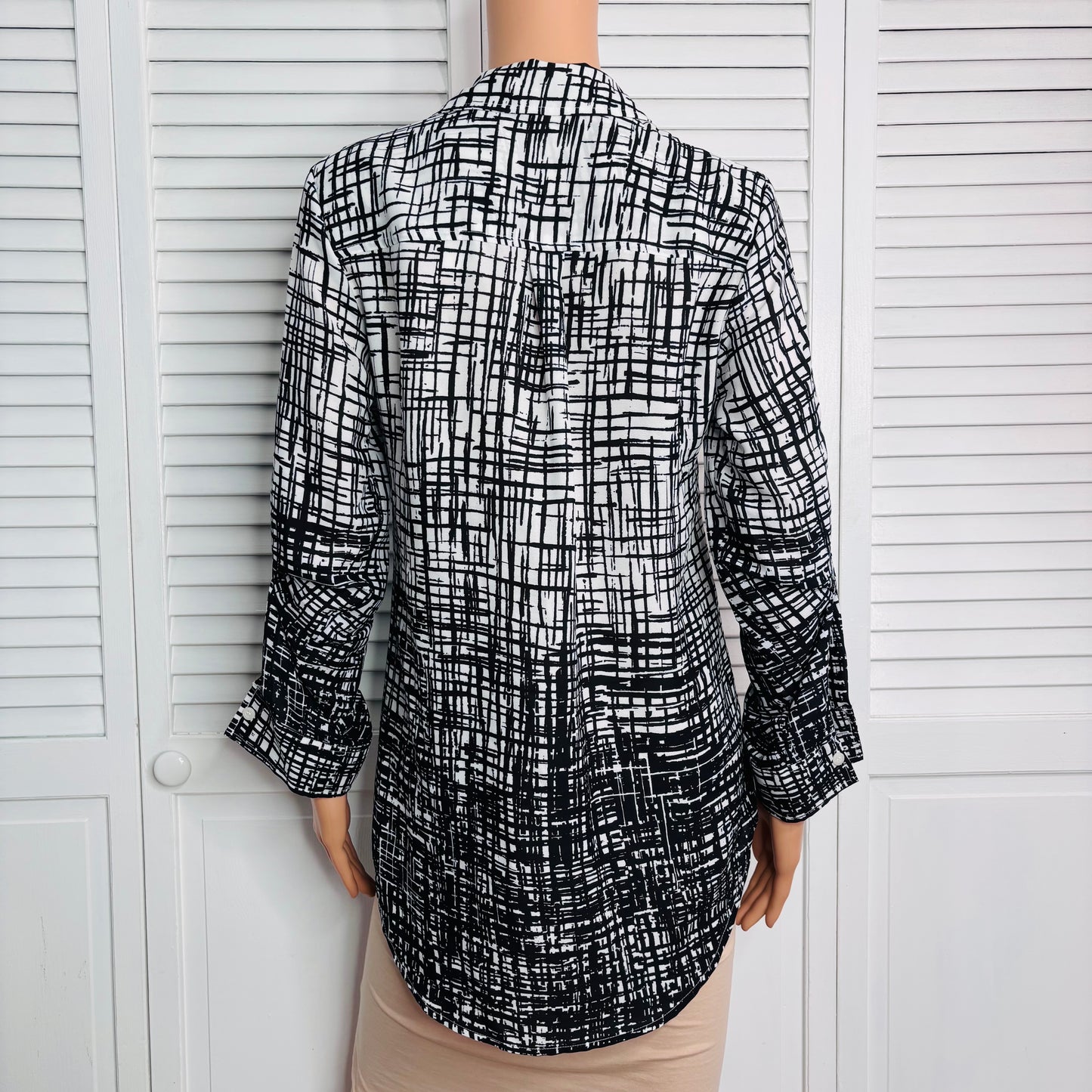 NEW YORK & COMPANY Lightweight Black & White Polyester V-Neck Button Down Blouse Size Small