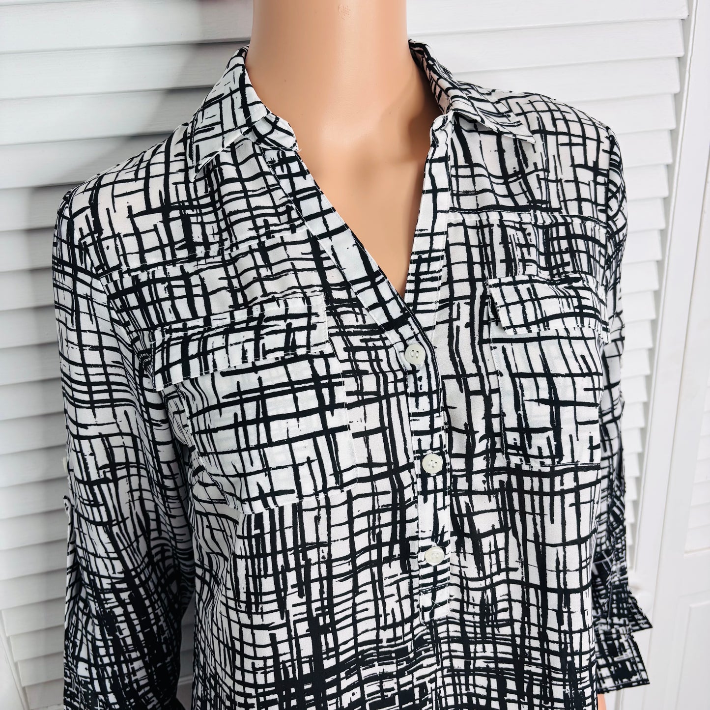 NEW YORK & COMPANY Lightweight Black & White Polyester V-Neck Button Down Blouse Size Small