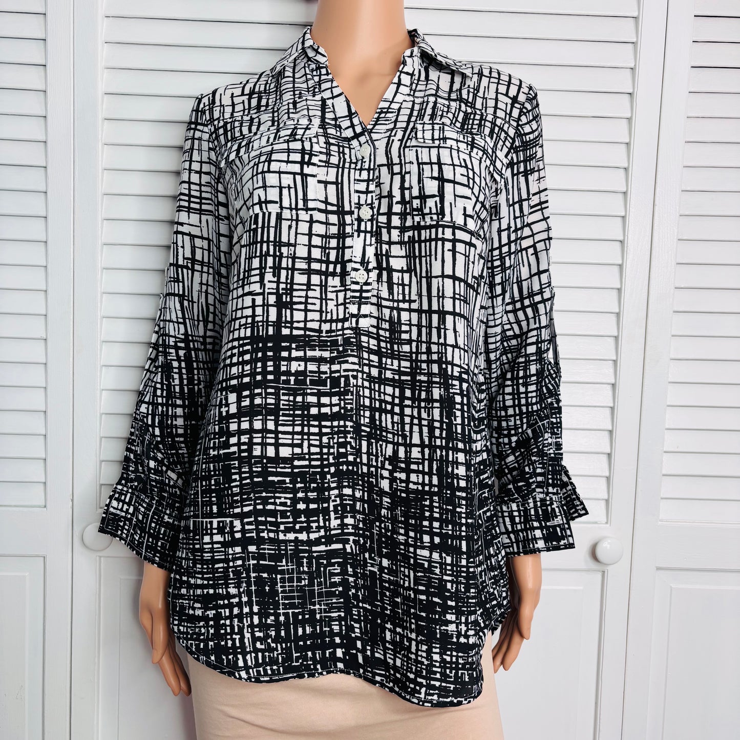 NEW YORK & COMPANY Lightweight Black & White Polyester V-Neck Button Down Blouse Size Small