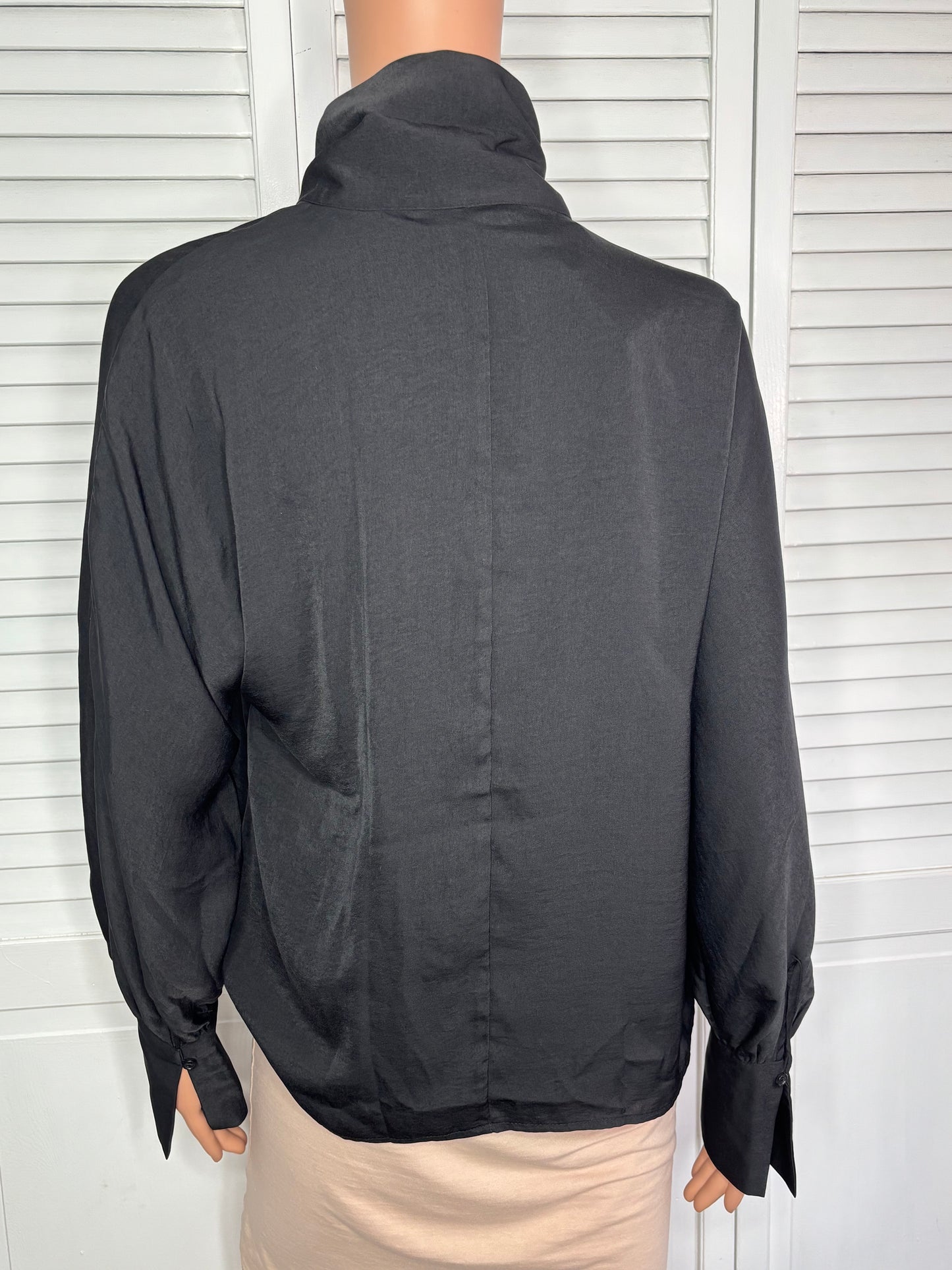 New BANANA REPUBLIC Black Scarf Neck Long Blouse Size Small