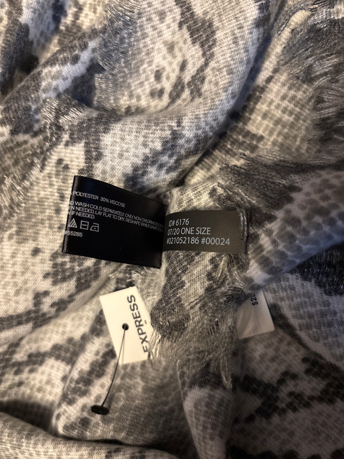 *NEW* EXPRESS Gray Snake Print Wrap Rectangle Scarf