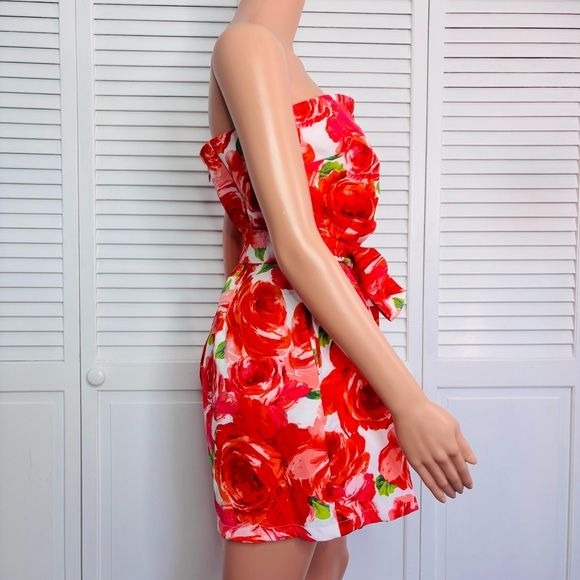 *New* NEW YORK & COMPANY Floral Strapless Romper Size Medium