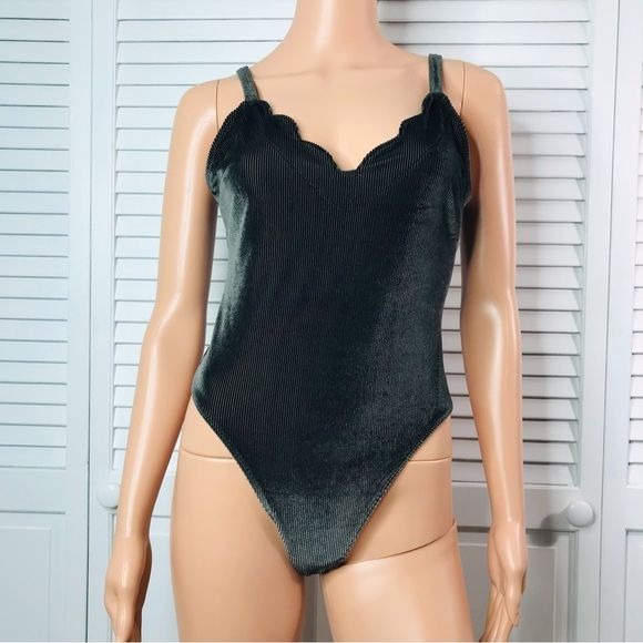 OUT FROM UNDER Green Ribbed Scalloped Velvet Bodysuit Size Medium