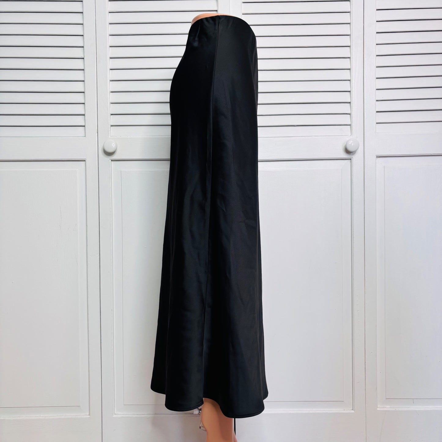 DYNAMITE Satin Midi Skirt in Black Size Large