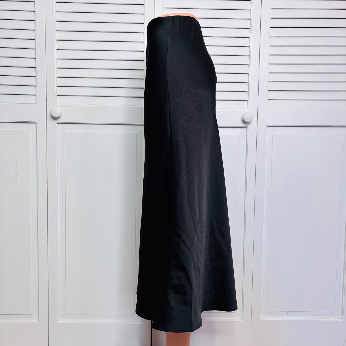 DYNAMITE Satin Midi Skirt in Black Size Large