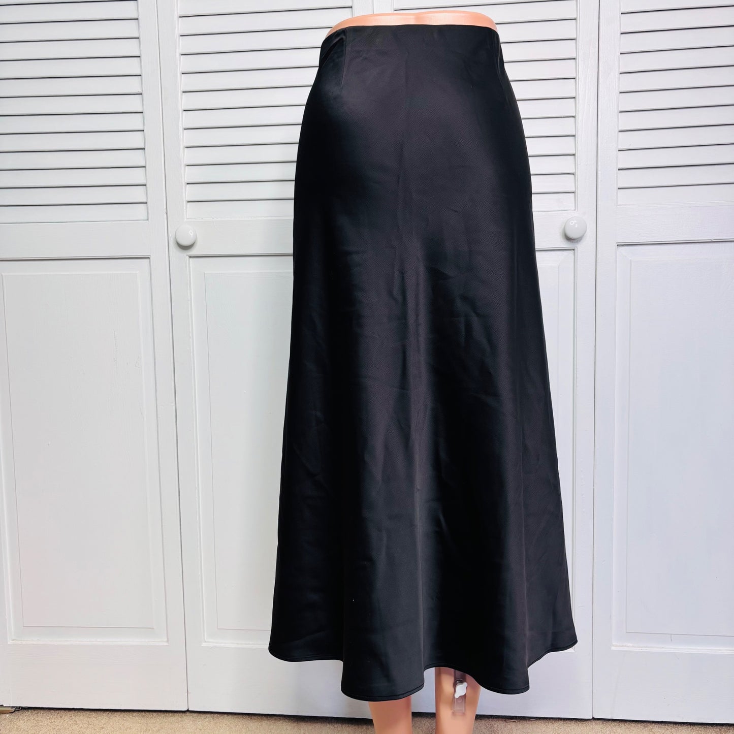 DYNAMITE Satin Midi Skirt in Black Size Large