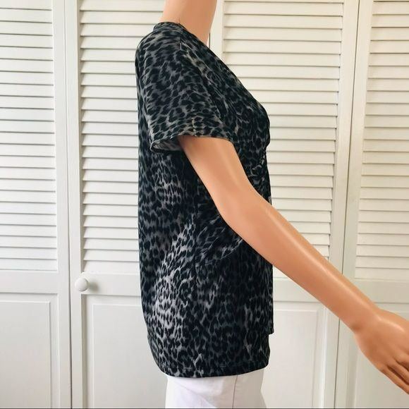 CHICO’S Snow Leopard V-Neck Short Sleeve Shirt Size M
