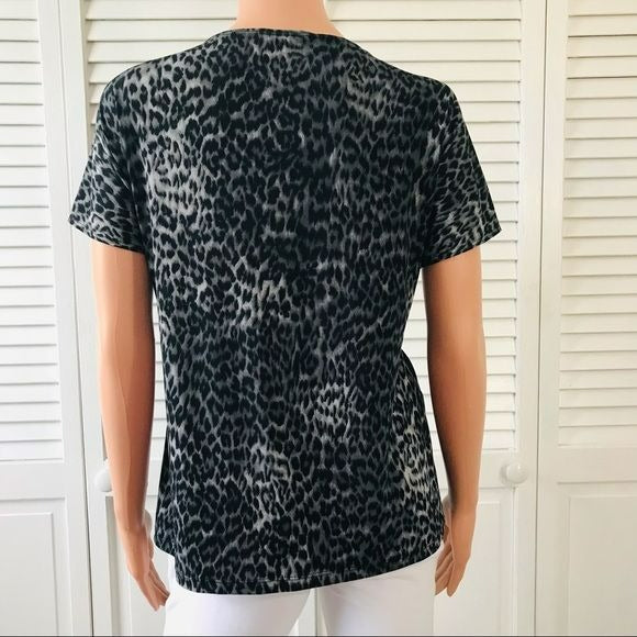 CHICO’S Snow Leopard V-Neck Short Sleeve Shirt Size M