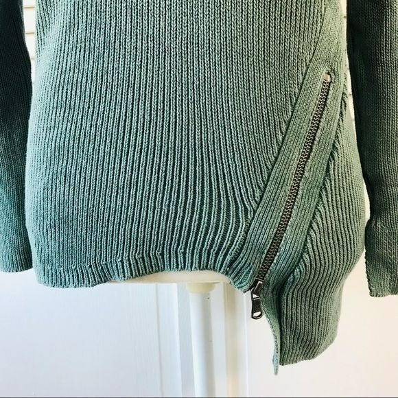 ROCK & REPUBLIC Green Cold Shoulder Sweater Size S