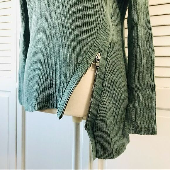 ROCK & REPUBLIC Green Cold Shoulder Sweater Size S