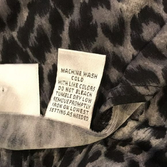 CHICO’S Snow Leopard V-Neck Short Sleeve Shirt Size M