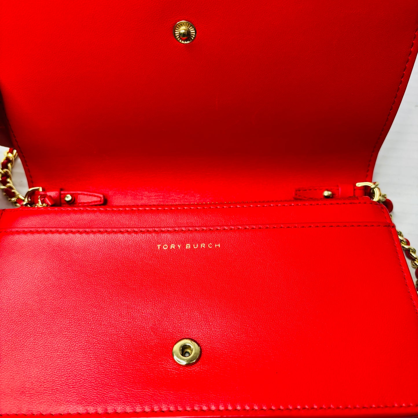 TORY BURCH Kira Chevron Quilted Leather Chain Wallet in Red