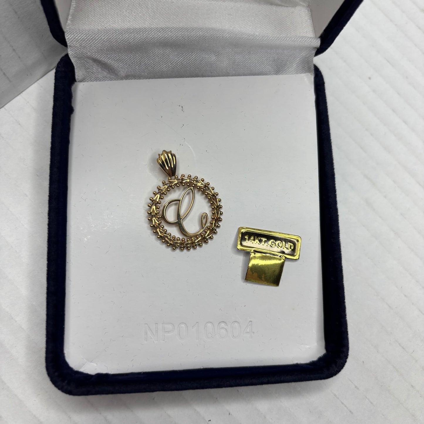 IMPERIAL GOLD 14K Yellow Gold Script Initial "C" Wreath Pendant