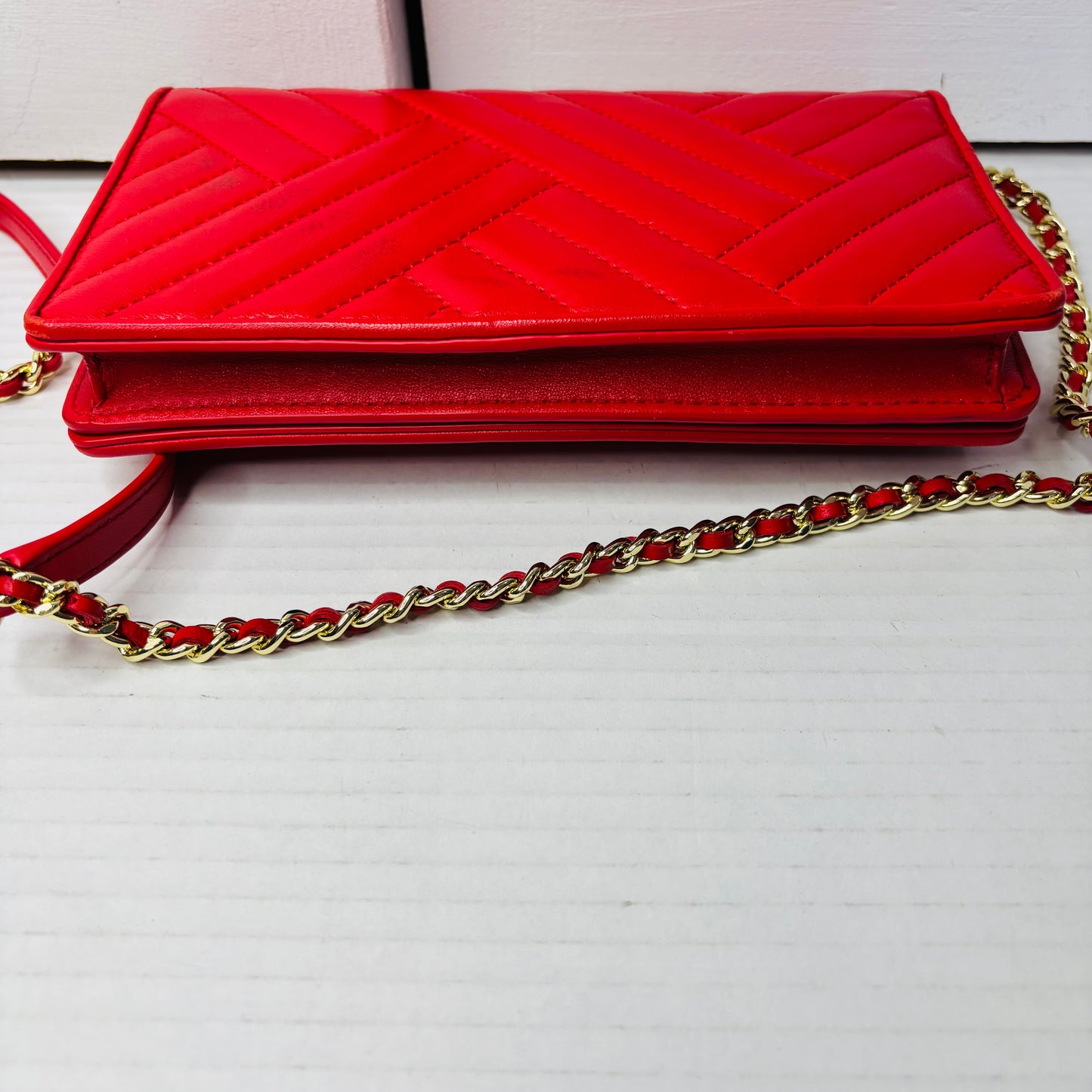 TORY BURCH Kira Chevron Quilted Leather Chain Wallet in Red