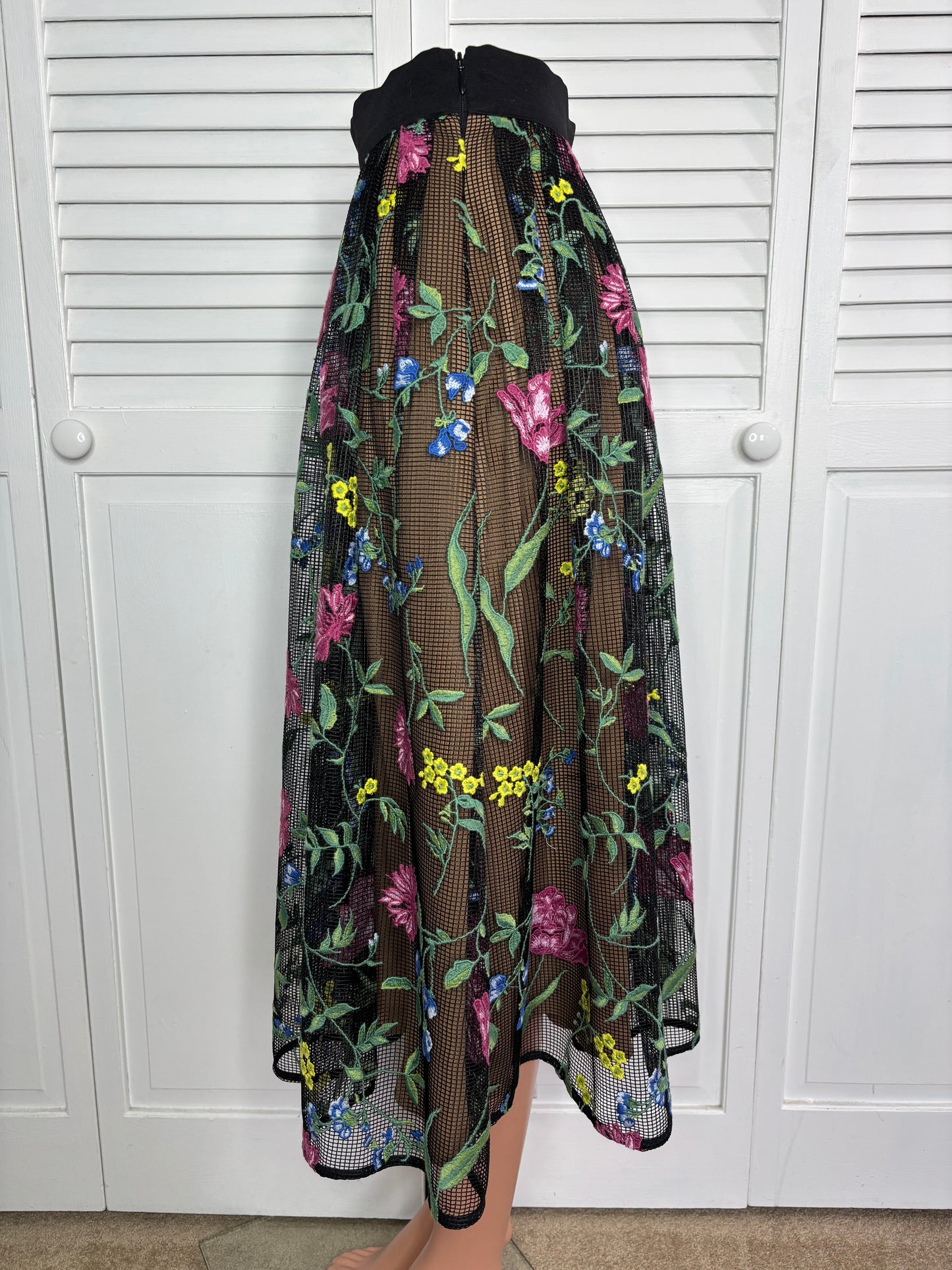 New WHITE HOUSE BLACK MARKET Black Embroidered FNF Midi Skirt Size 00