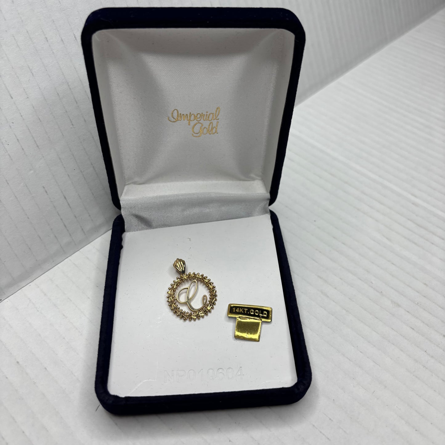 IMPERIAL GOLD 14K Yellow Gold Script Initial "C" Wreath Pendant