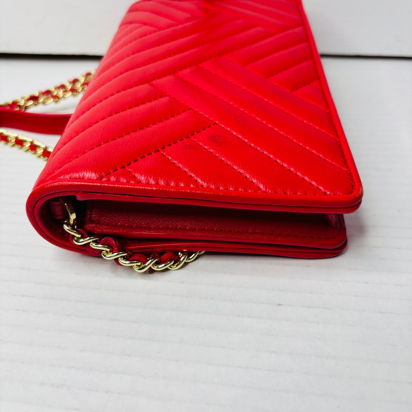TORY BURCH Kira Chevron Quilted Leather Chain Wallet in Red