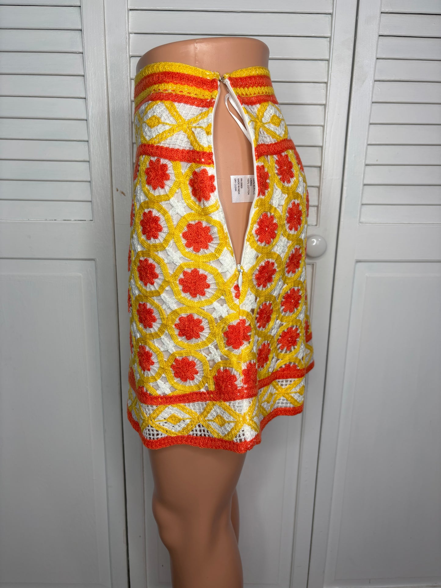 New CHELSEA & VIOLET Floral Blossom Crochet Mini Skirt Size Medium