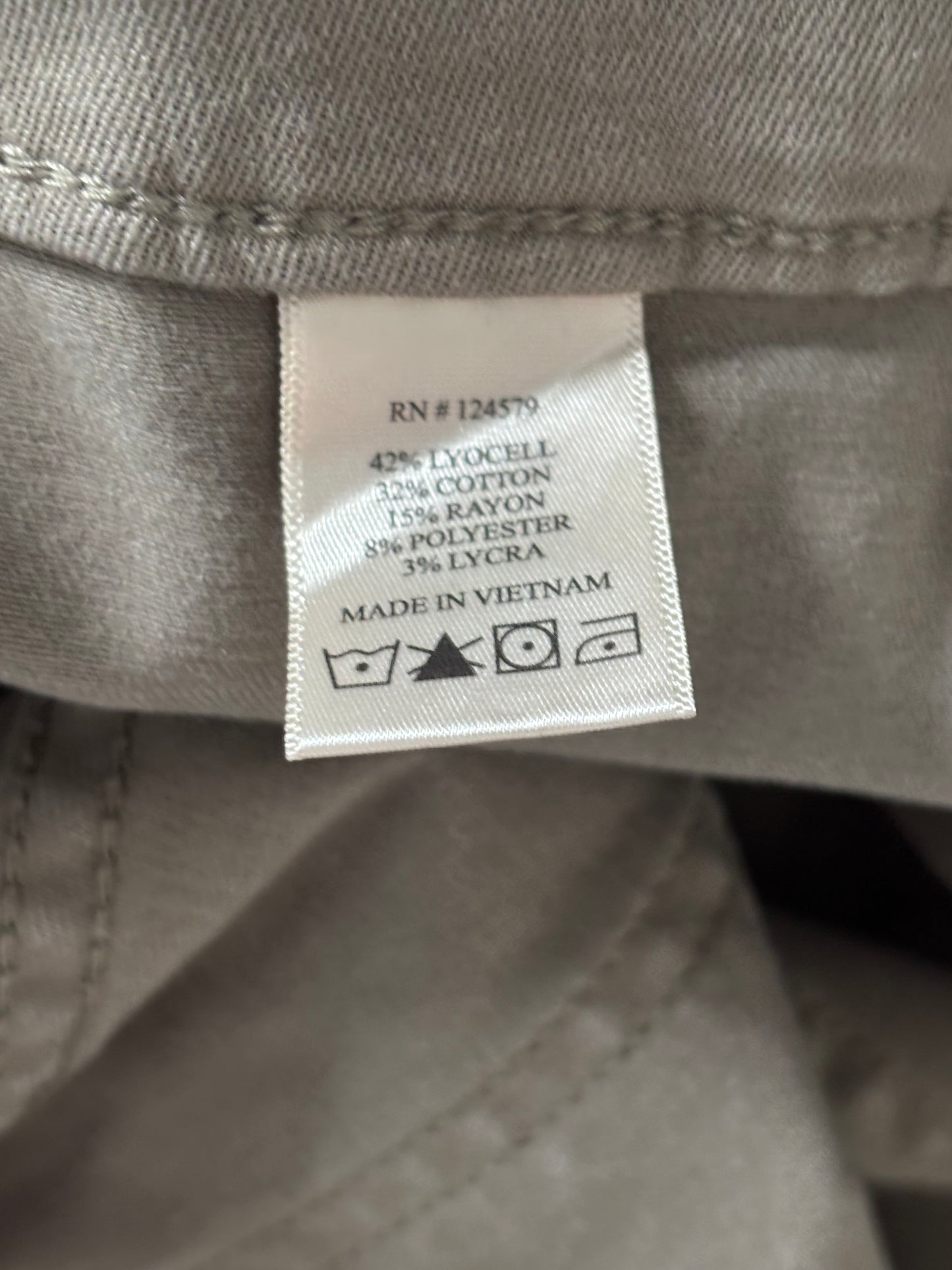New SNEAK PEEK Green Mid Rise Cargo Pants Size 29