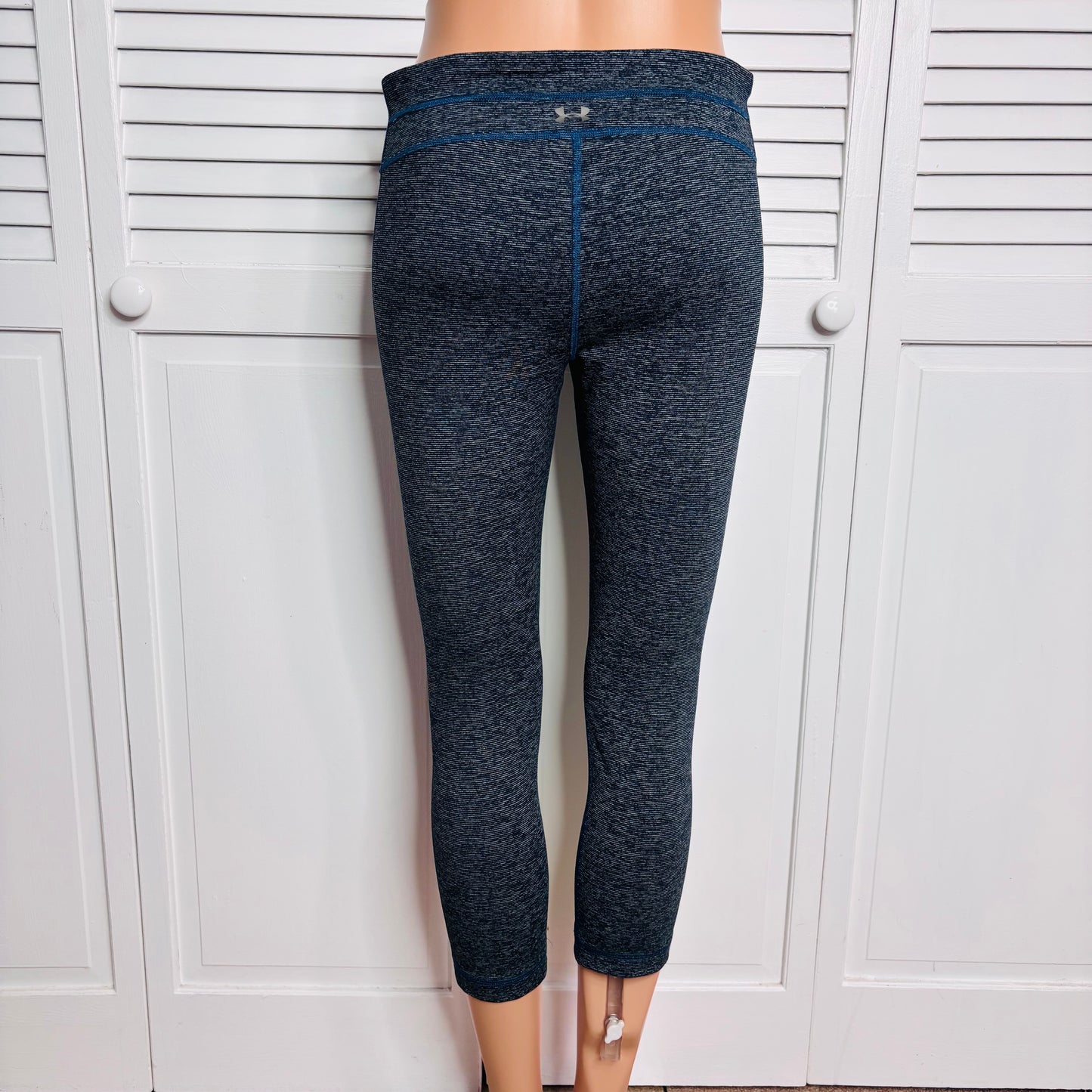 UNDER ARMOUR Blue Capris Leggings Size Medium