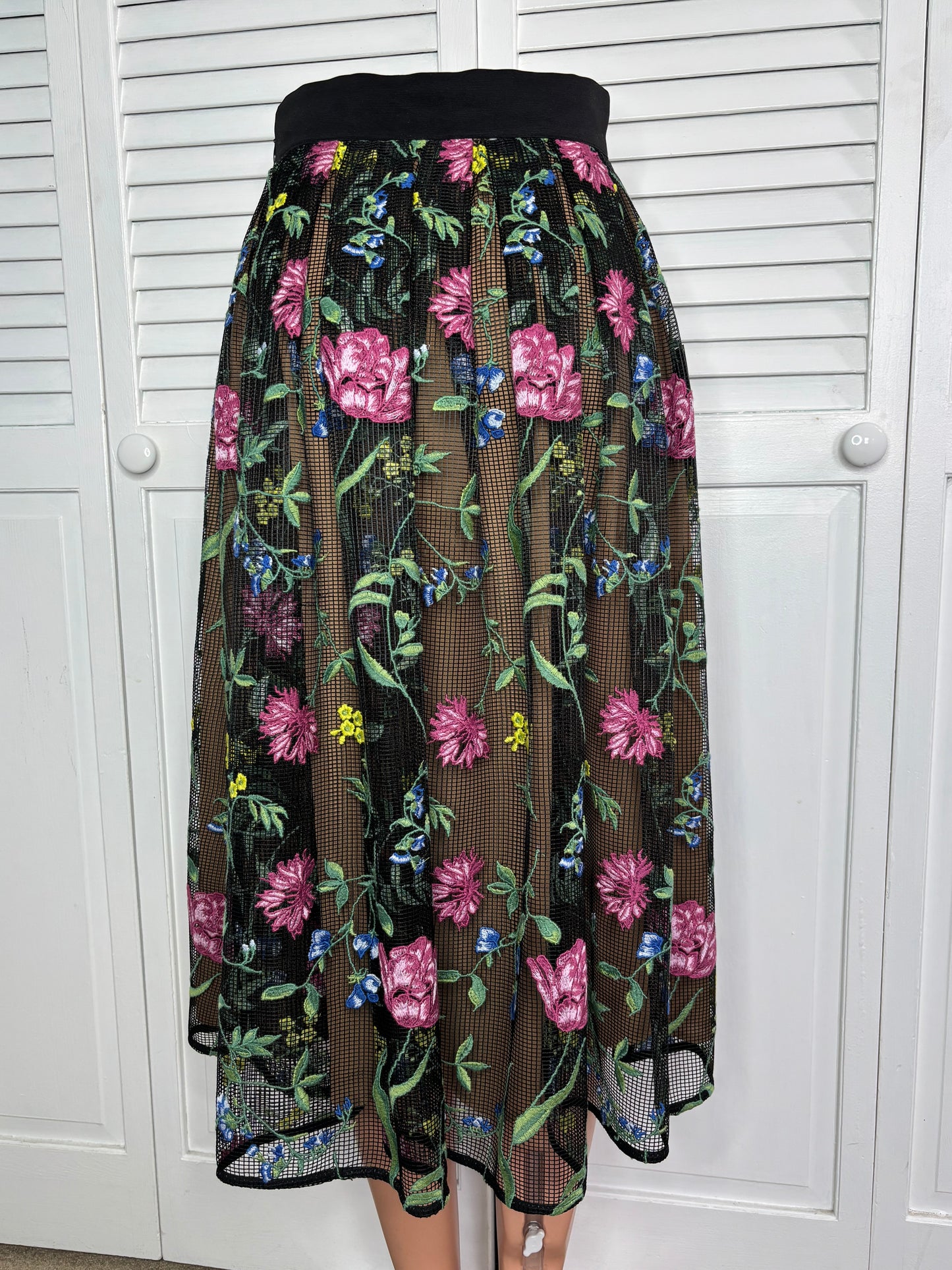 New WHITE HOUSE BLACK MARKET Black Embroidered FNF Midi Skirt Size 00