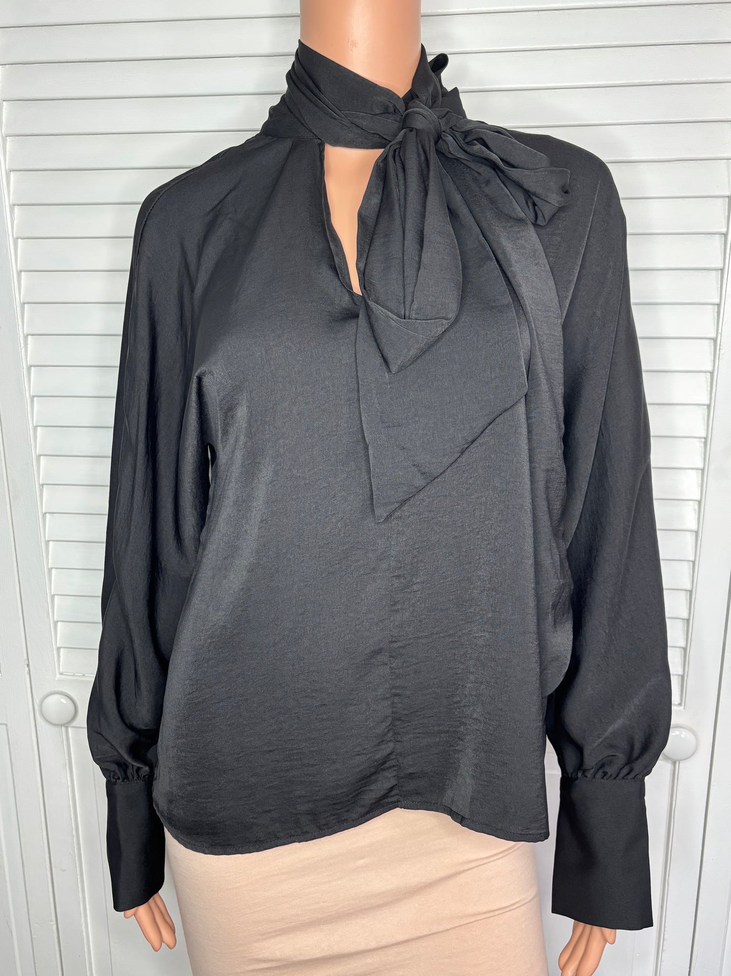 New BANANA REPUBLIC Black Scarf Neck Long Blouse Size Small