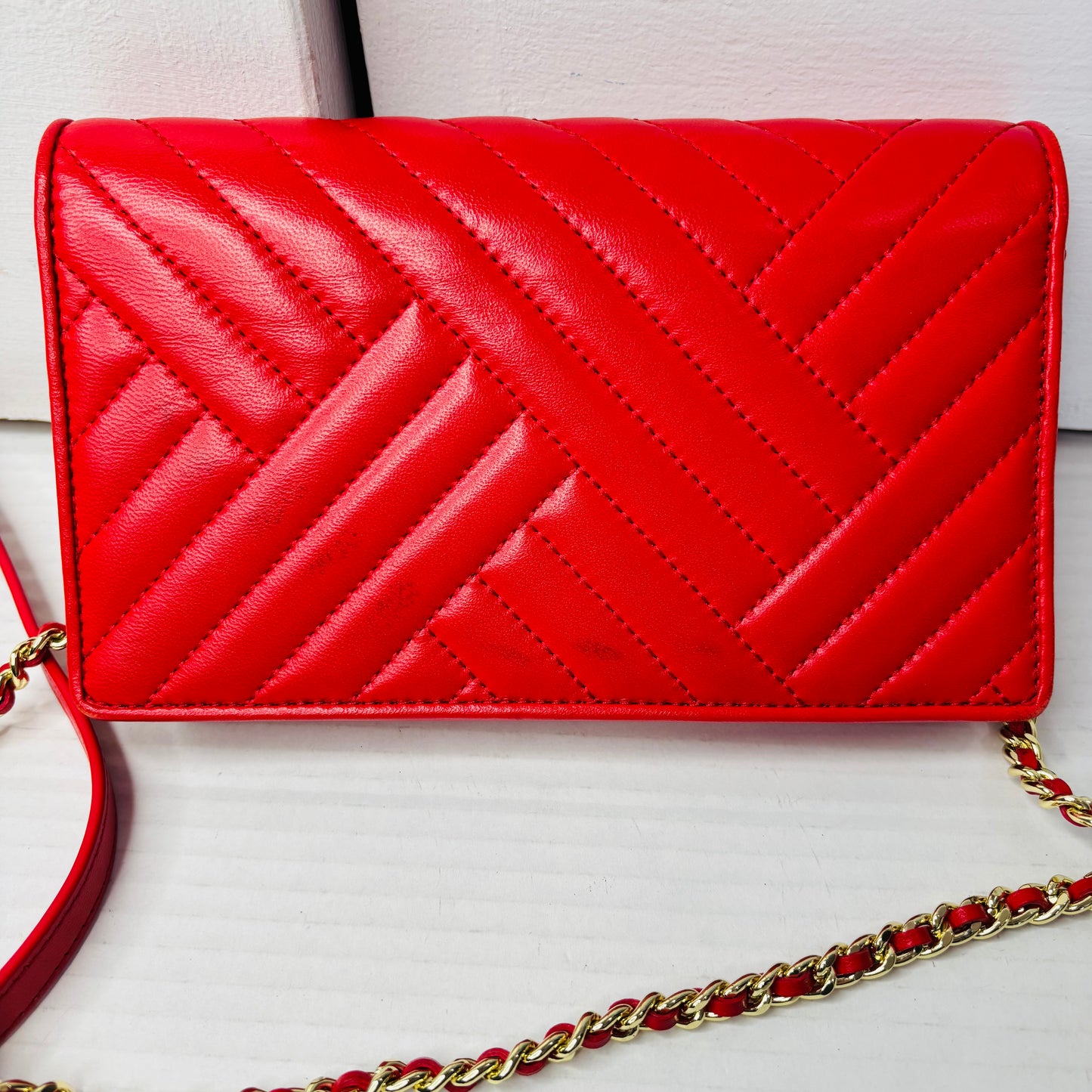 TORY BURCH Kira Chevron Quilted Leather Chain Wallet in Red
