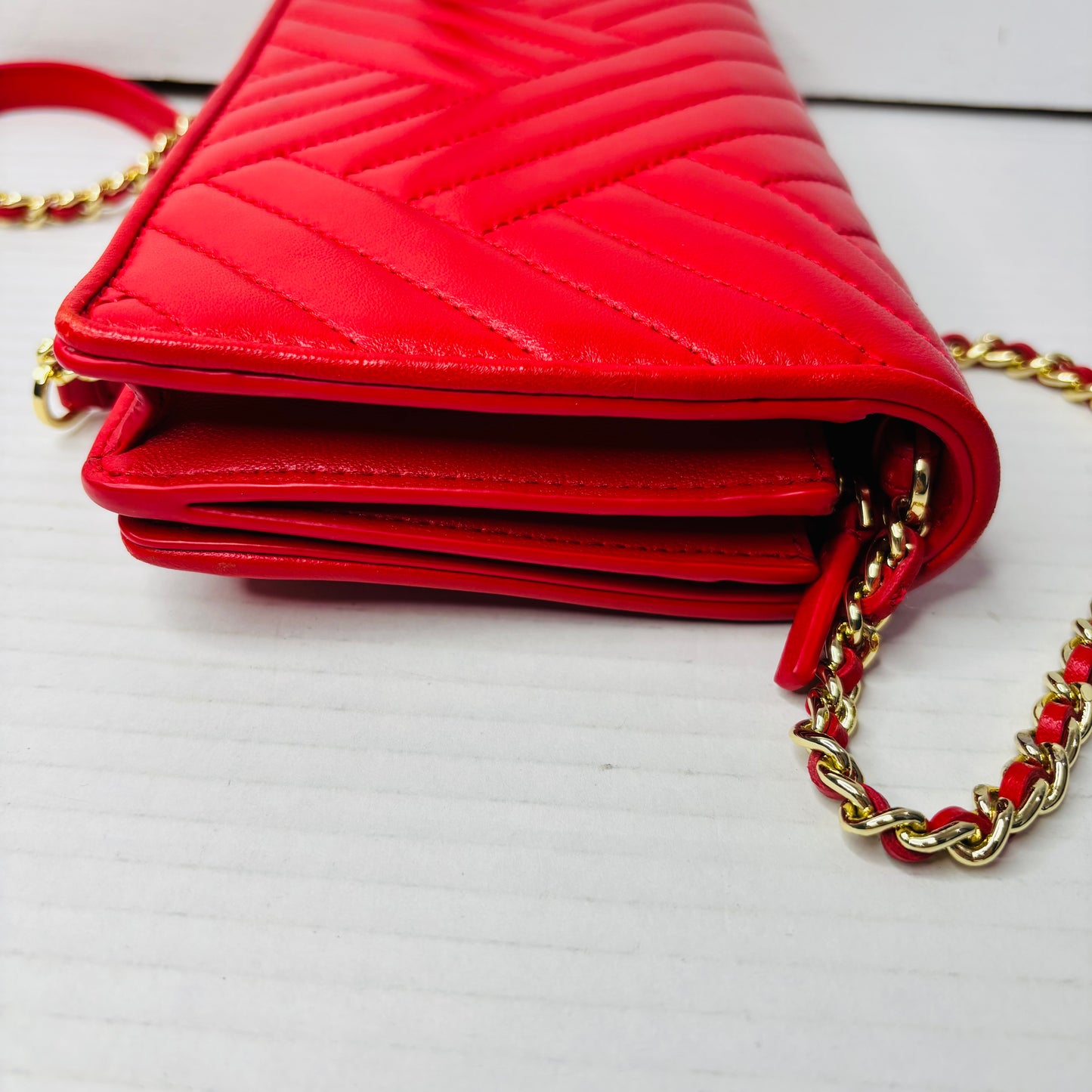 TORY BURCH Kira Chevron Quilted Leather Chain Wallet in Red