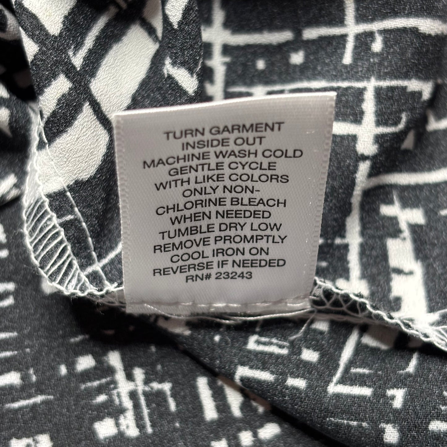 NEW YORK & COMPANY Lightweight Black & White Polyester V-Neck Button Down Blouse Size Small