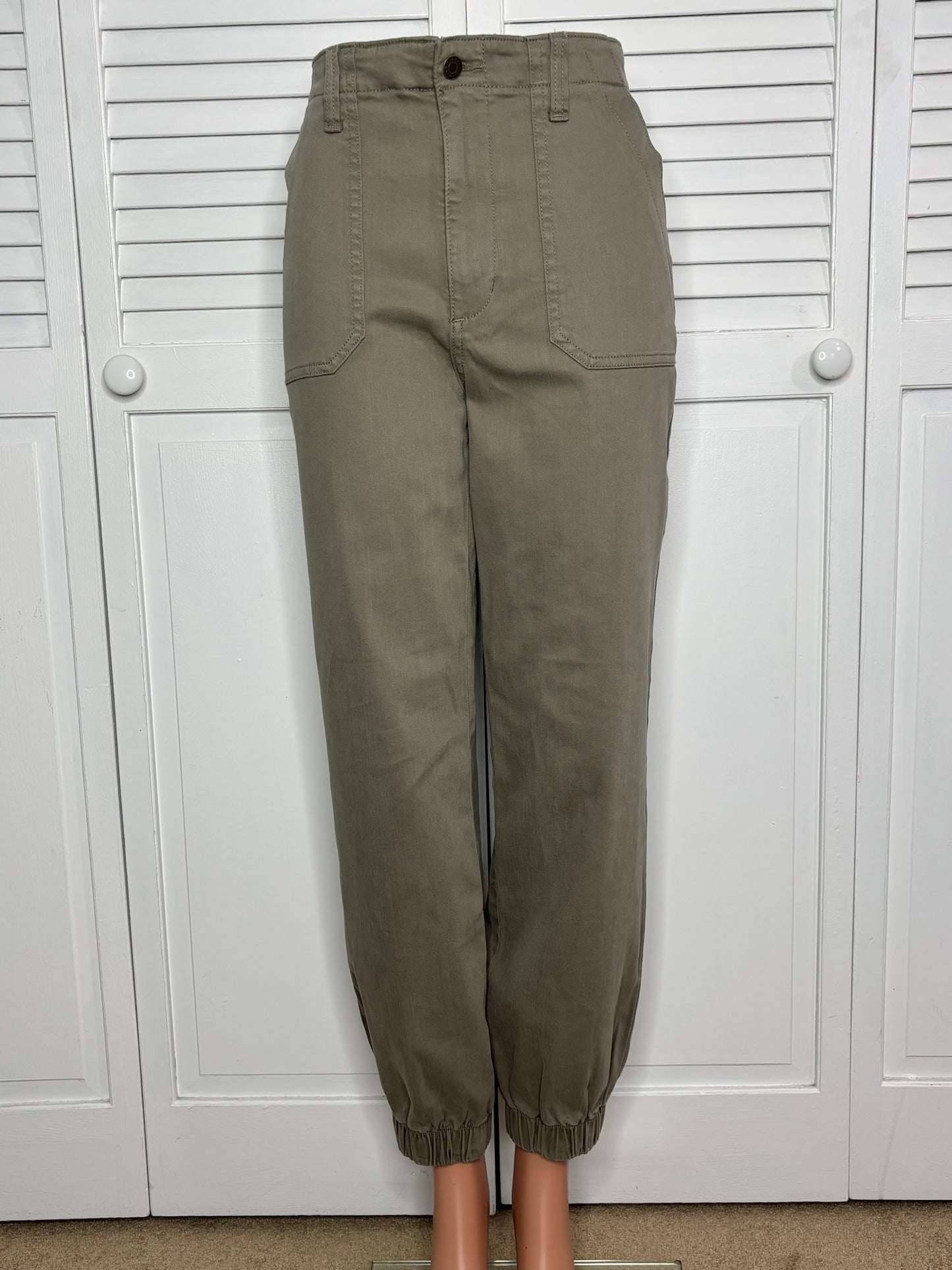 New SNEAK PEEK Green Mid Rise Cargo Pants Size 29