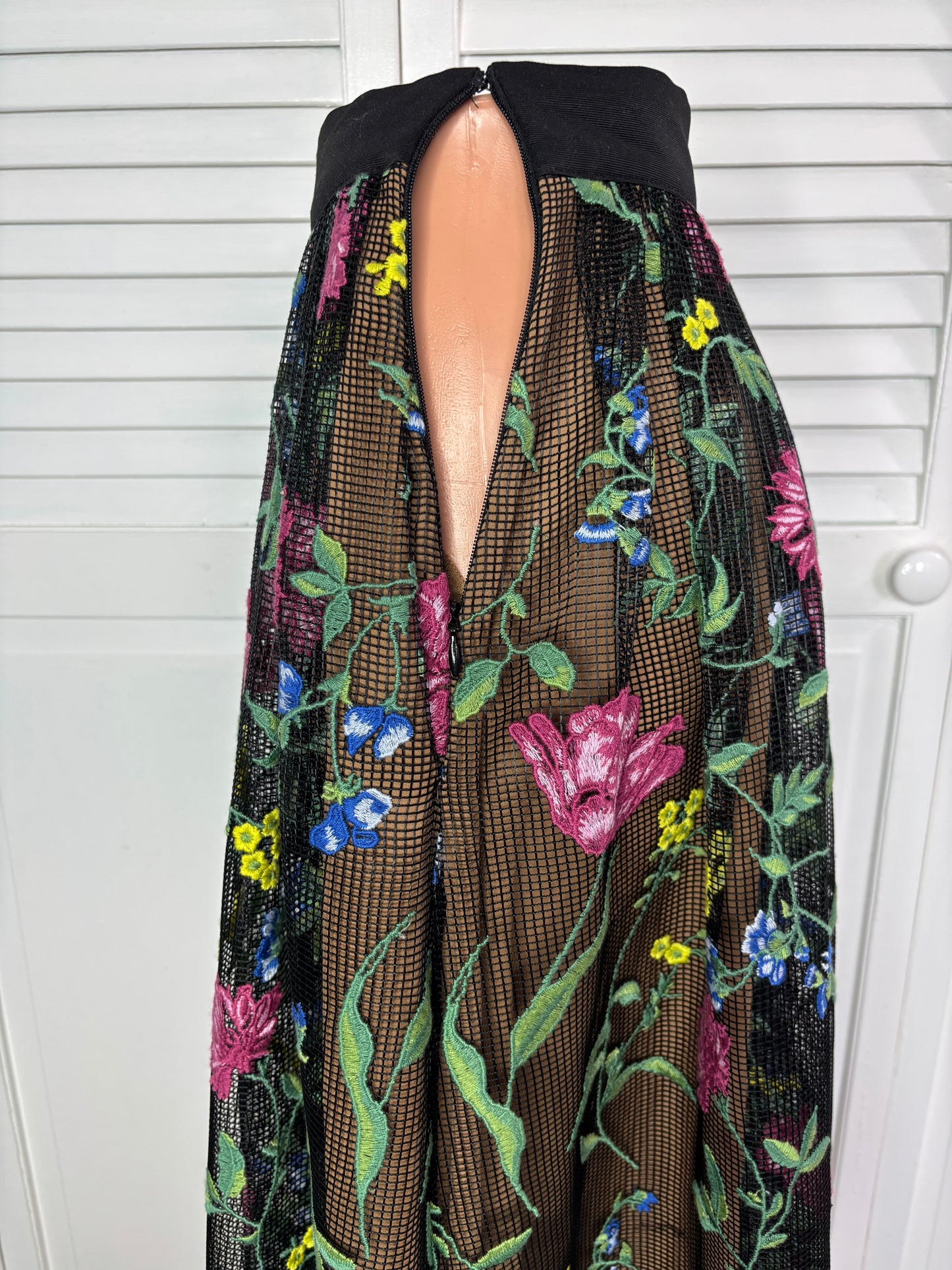 New WHITE HOUSE BLACK MARKET Black Embroidered FNF Midi Skirt Size 00