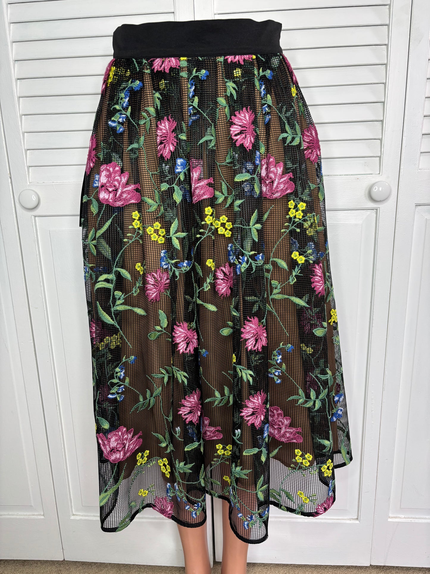 New WHITE HOUSE BLACK MARKET Black Embroidered FNF Midi Skirt Size 00