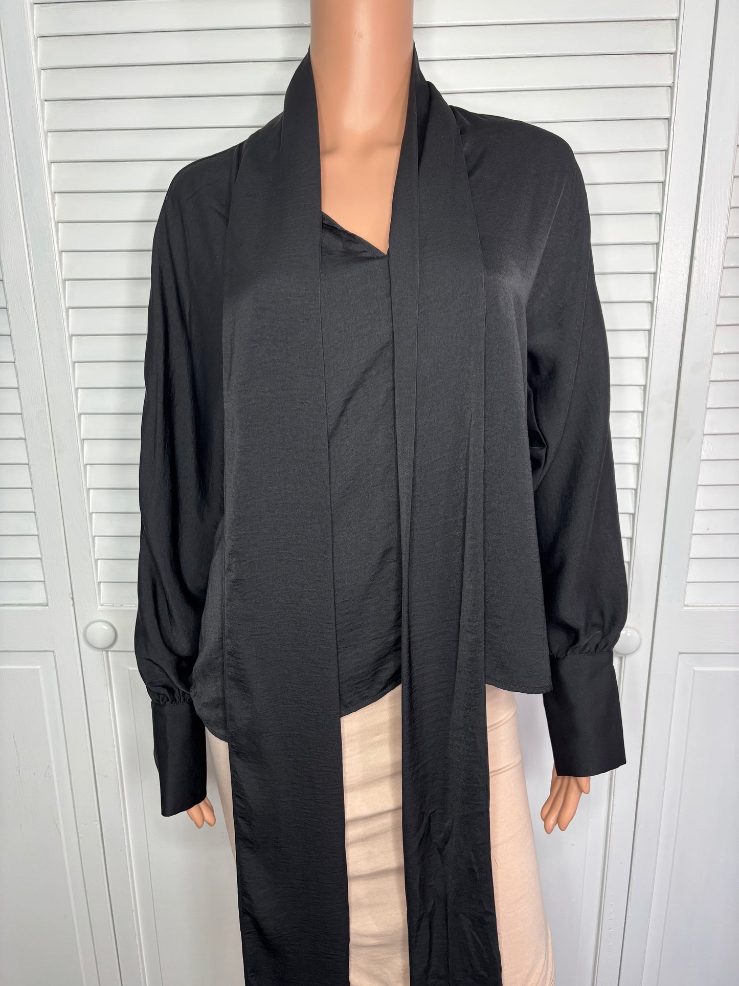New BANANA REPUBLIC Black Scarf Neck Long Blouse Size Small