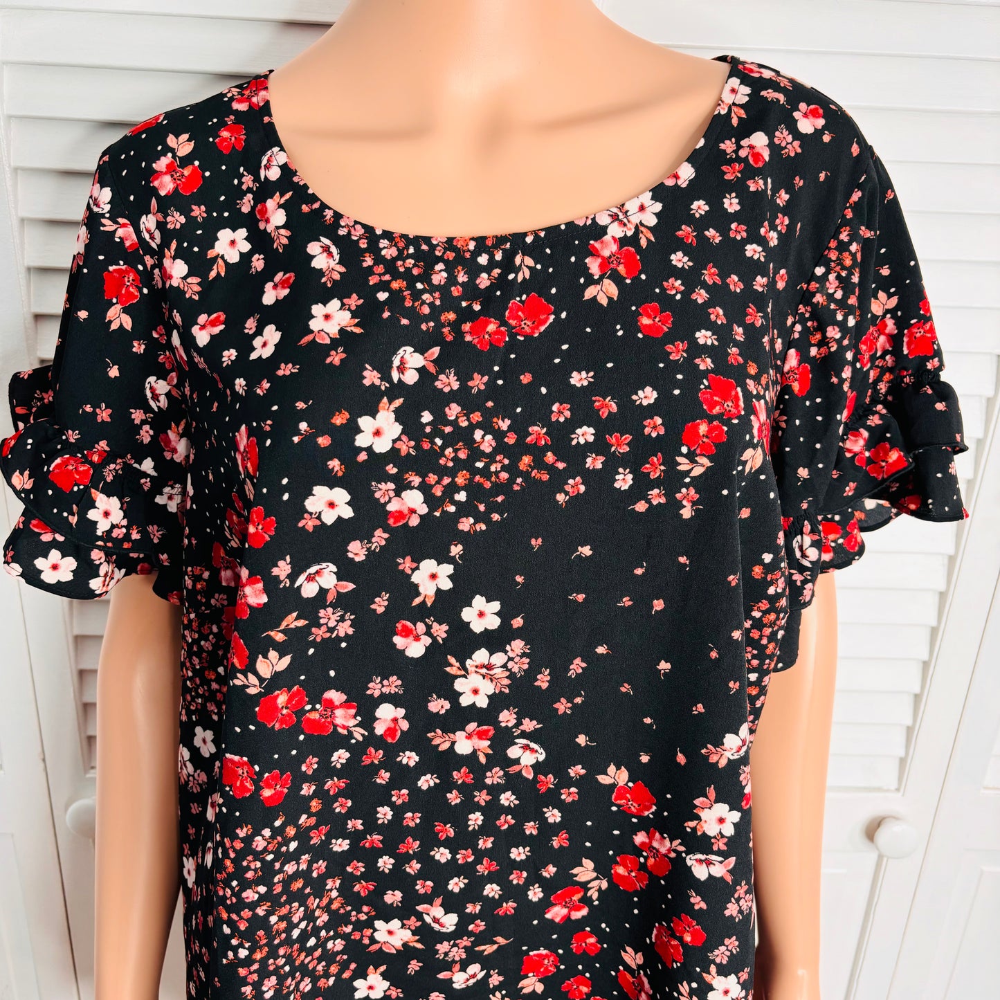 *NEW* LANE BRYANT Black Floral Ruffle Short Sleeve Blouse Size 18