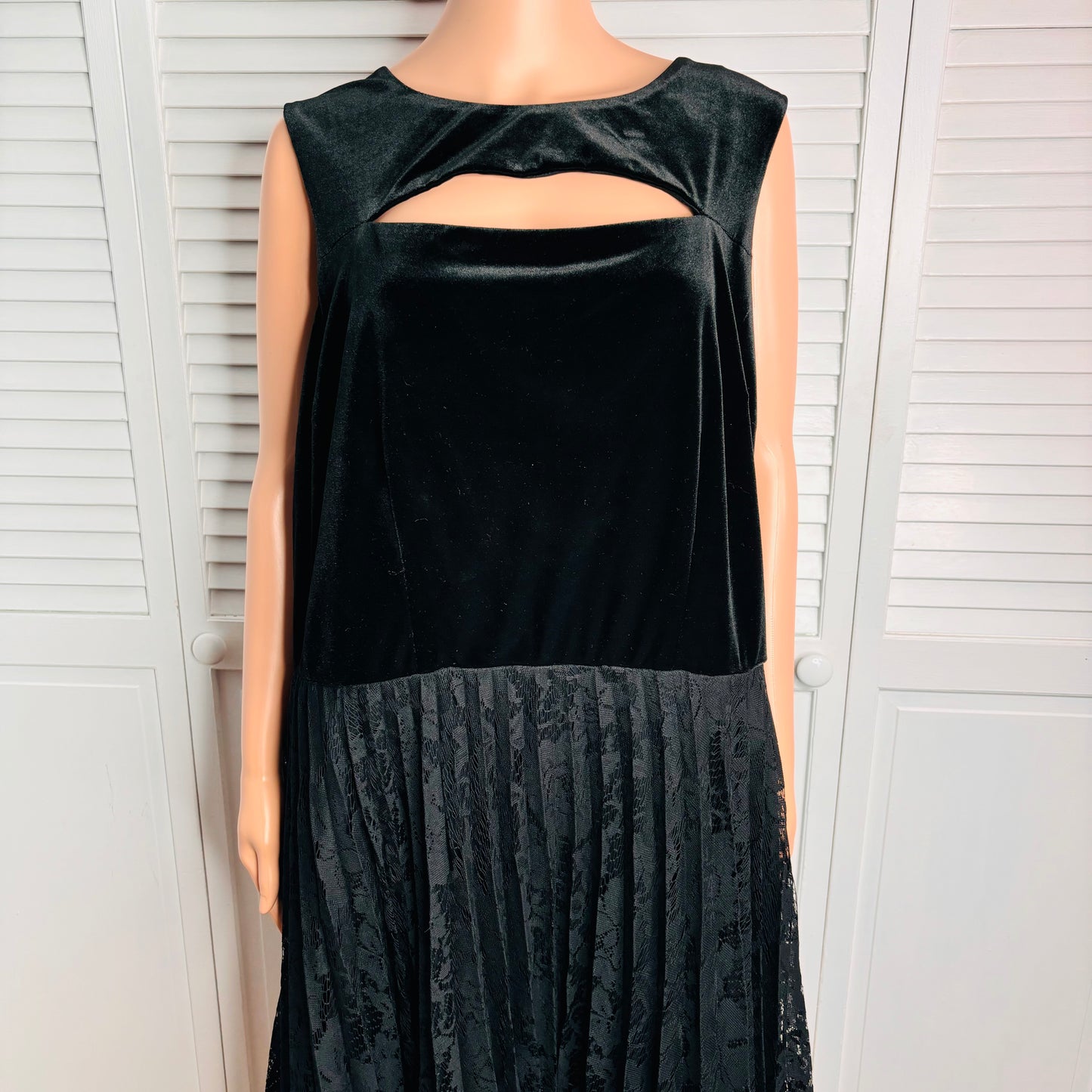 *NEW* LANE BRYANT Velvet Pleated Black Lace Midi Dress Size 22