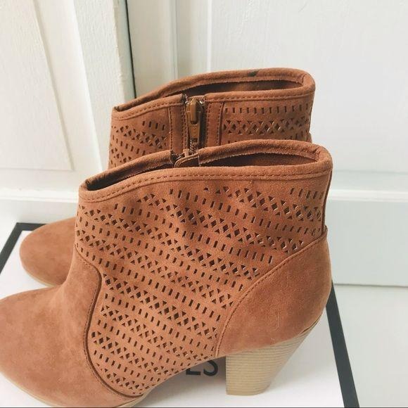 NINE WEST Tan Block Heel Ankle Boots Size 9