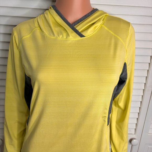 MONDETTA Neon Yellow Hooded Long Sleeve Lightweight Shirt Size Medium