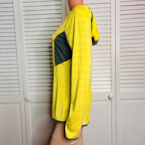 MONDETTA Neon Yellow Hooded Long Sleeve Lightweight Shirt Size Medium
