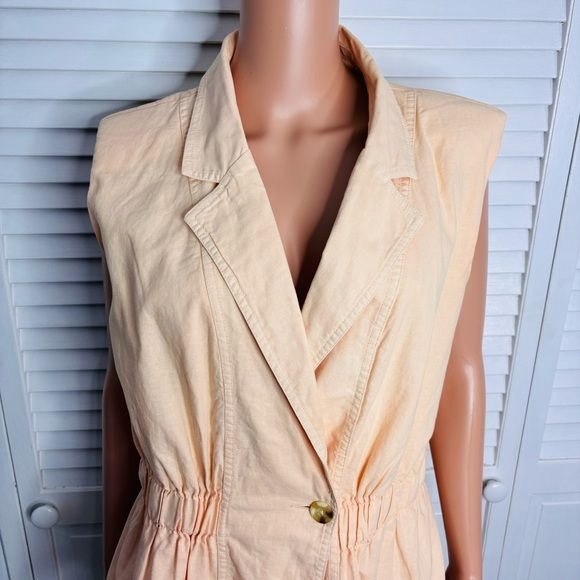 HABITUAL Peach Sleeveless Blazer Size Large