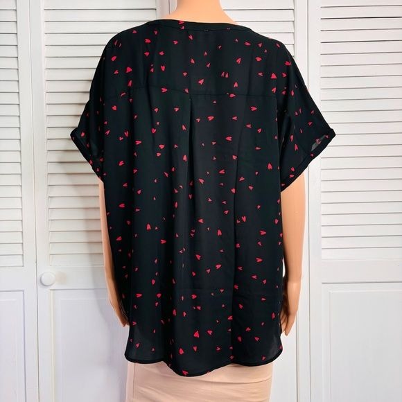 *NEW* MAURICES Geneva Heart Print Zipper Neck Blouse Size XXL