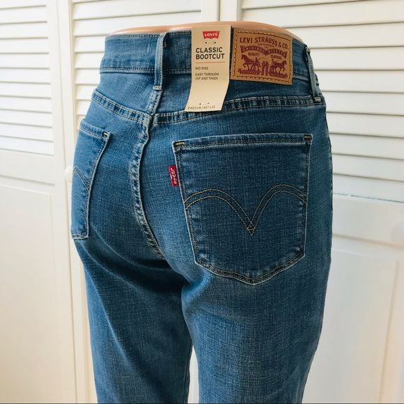 LEVI’S Blue Classic Bootcut Mid Rise Jeans Size 4 (new with tags)