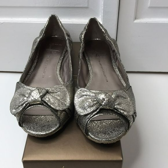 FRANCO SARTO Silver A Neighbor Plat Brush Open Toe Bow Flats Size 9M (new in box)