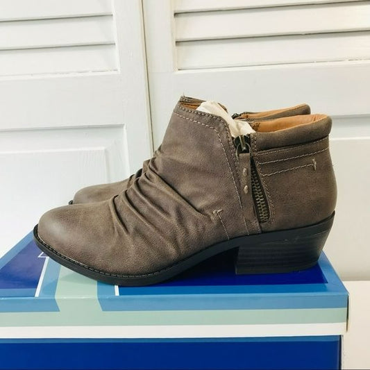 WHITE MOUNTAIN Dark Taupe Dalilah Ankle Boot Size 9M (new in box)